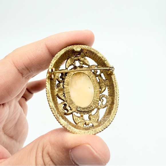 Vintage Florenza Gold Tone Filigree Carved Shell Cameo Brooch - Picture 4 of 6